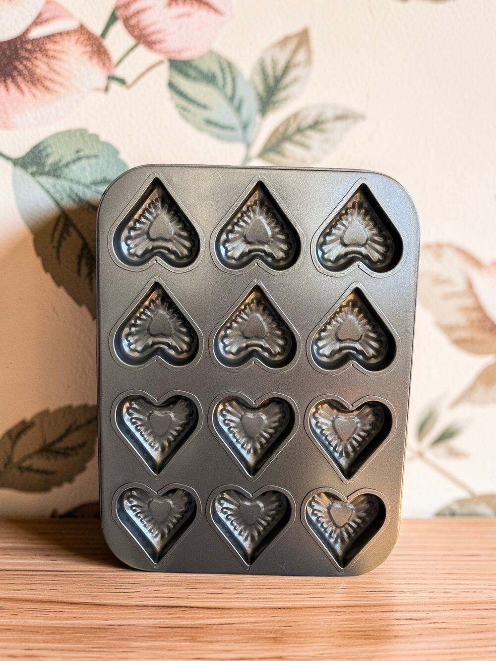 12-Cavity Mini Heart Cake Baking Pan Nonstick Fluted Valentine Brownie Molda